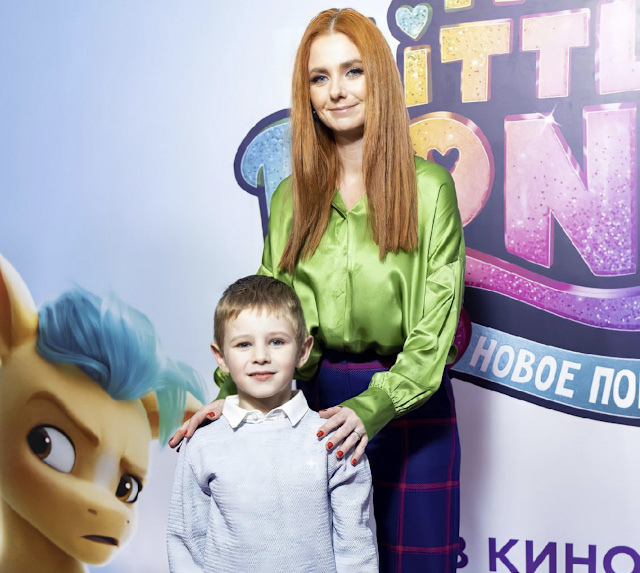 Лена с сыном Сашей на премьере фильма «My little pony»